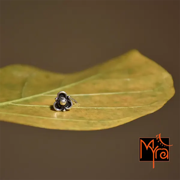 Three Petal Oxidised Nosepin