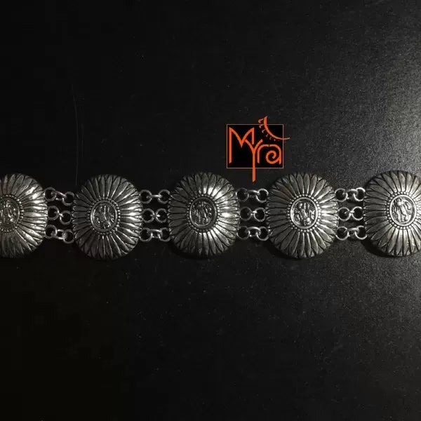 Oval Shaped Flower Petal Pattern Choker : Silver