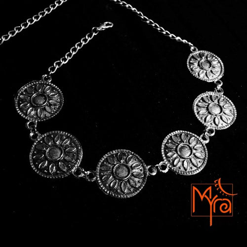 Abstract Flower Engraved Metal Choker : Silver