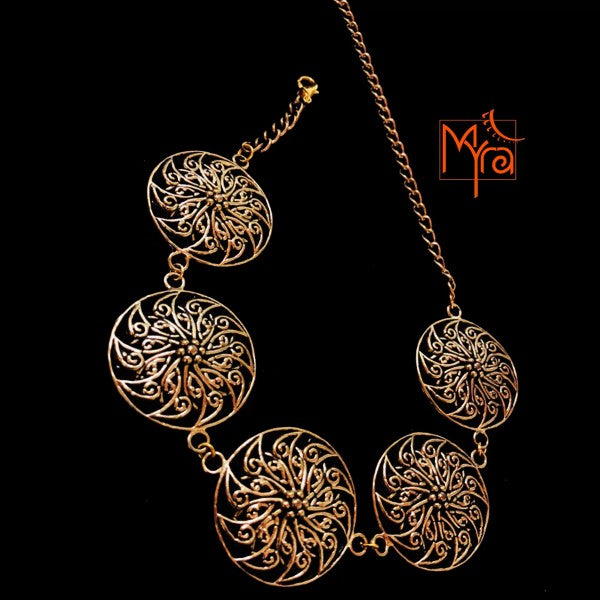 Swirly Pattern Big Charm Choker : Golden