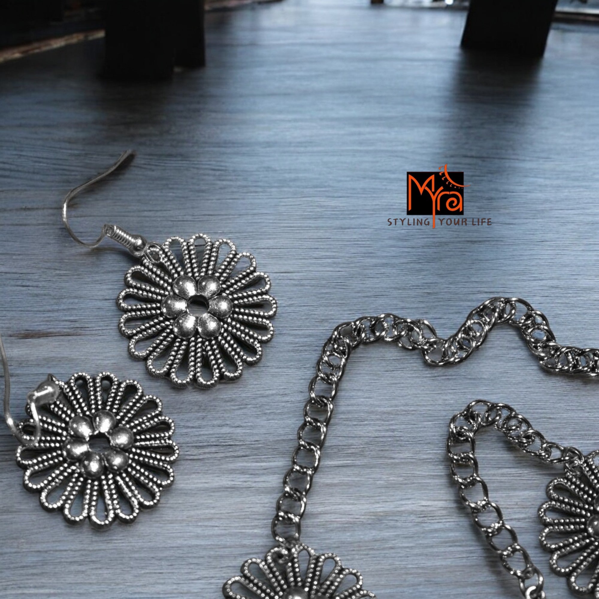 Dandelion Metal Choker : Silver