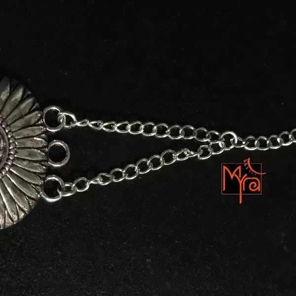 Oval Shaped Flower Petal Pattern Choker : Silver