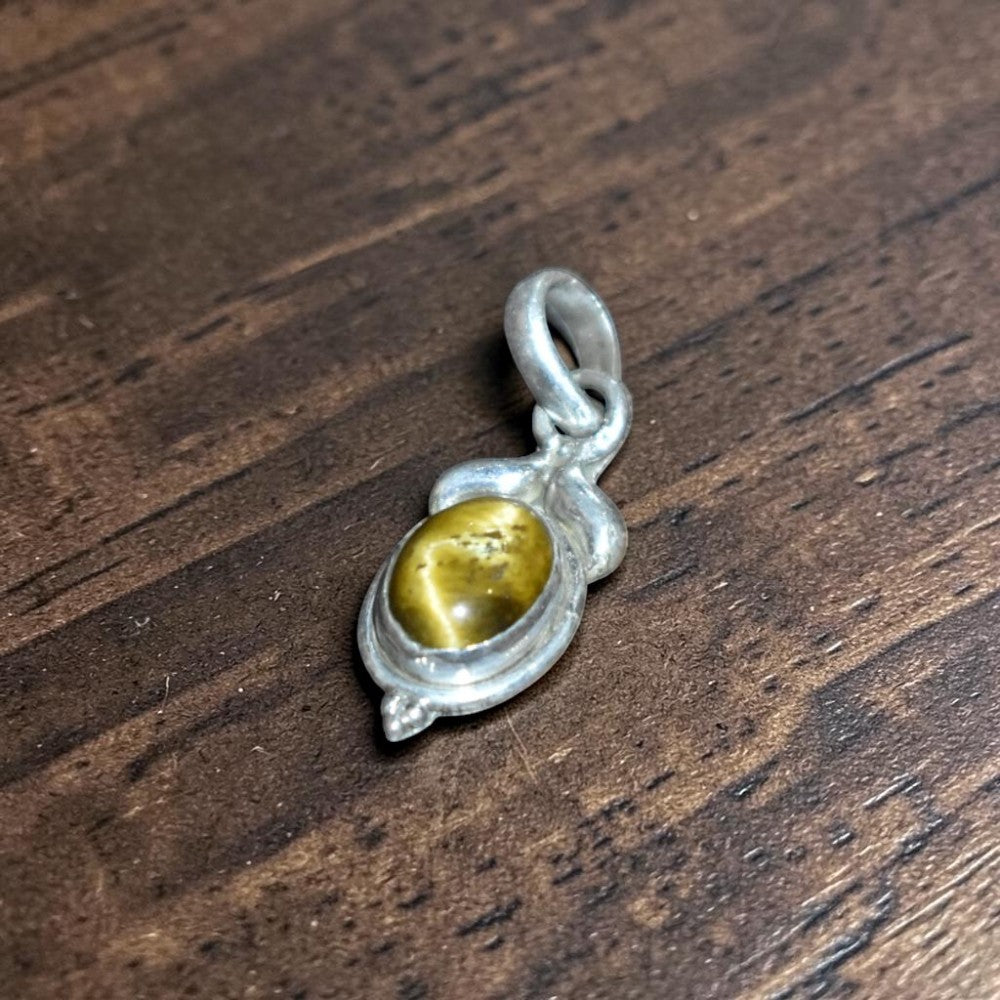 Handcrafted tiger eye silver pendant online India MYRA