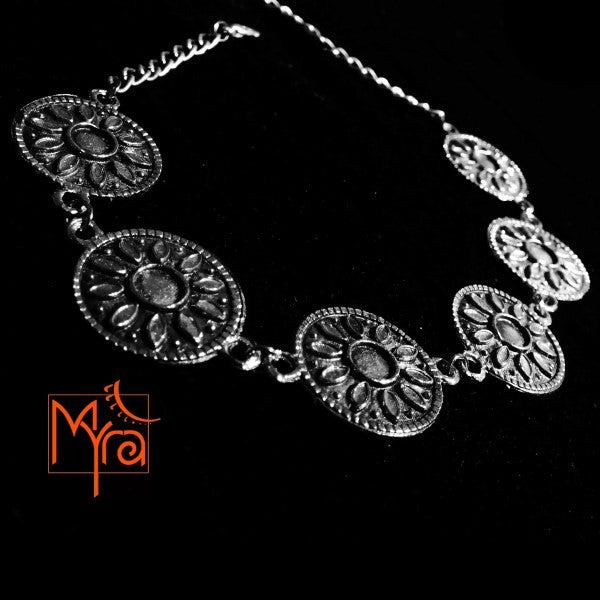 Abstract Flower Engraved Metal Choker : Silver