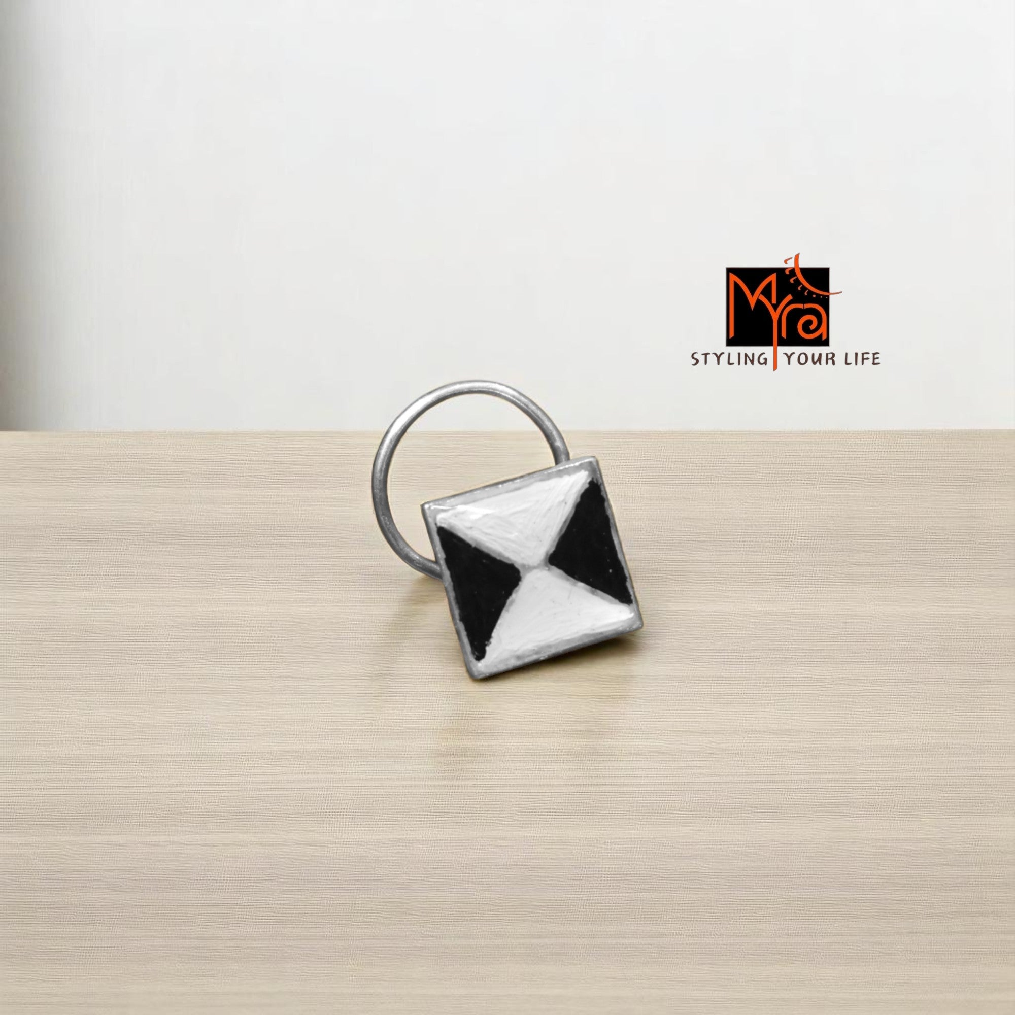 Noircha Square Silver Nosepin