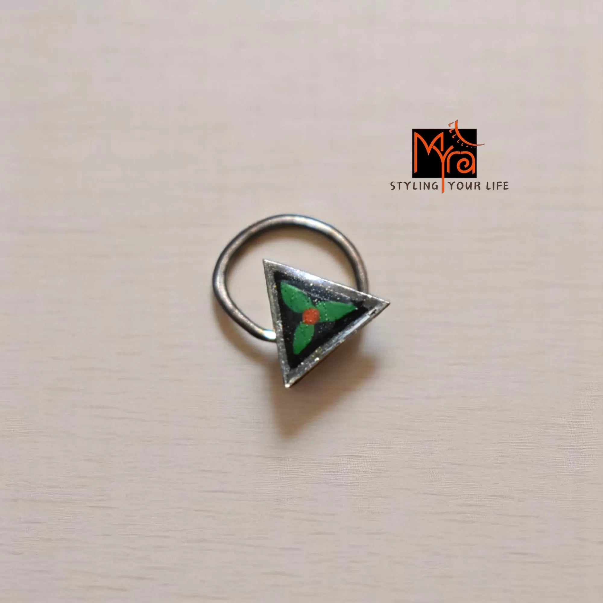 Teer Triangle Silver Nosepin